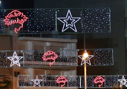 Έβαλε τα... Χριστουγεννιάτικα του ο Ναός!