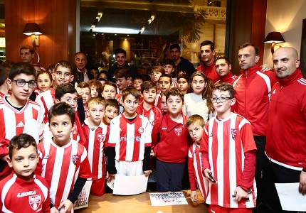 Υποδοχή και από τους πιτσιρικάδες