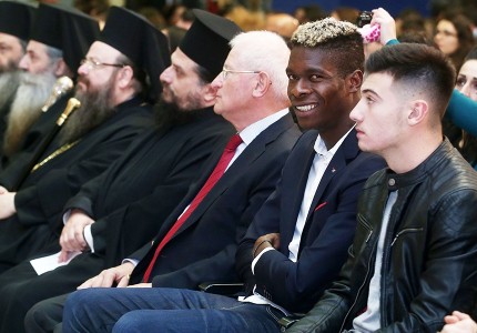 Χριστουγεννιάτικη αγκαλιά του Ολυμπιακού στη Μάνδρα!