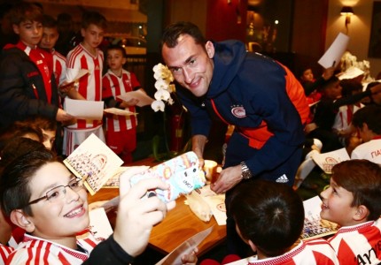 Υποδοχή και από τους πιτσιρικάδες