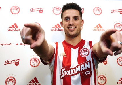 Πόσο σου πάνε τα ερυθρόλευκα, ρε αλάνι! (photos)