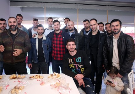 Γιόρτασε ο Θρύλος των επιτυχιών! (Photos)