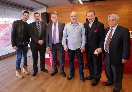 Γιόρτασε ο Θρύλος των επιτυχιών! (Photos)