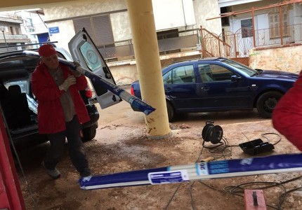 Δεν τον σταματά ούτε η βροχή!