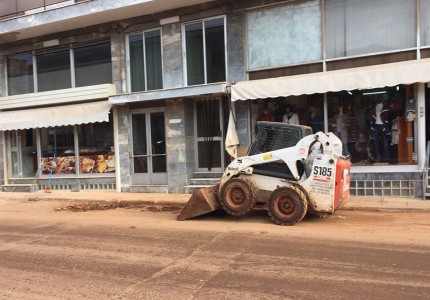 Δεν τον σταματά ούτε η βροχή!