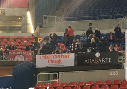 Με τον κόσμο στο πλευρό του