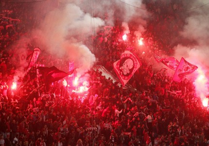 Στα τέσσερα (σταμάτησε ο Θρύλος) και να λέτε ευχαριστώ...