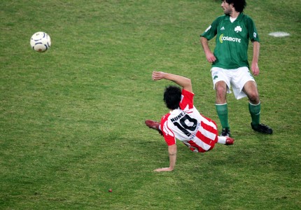 Στα τέσσερα (σταμάτησε ο Θρύλος) και να λέτε ευχαριστώ...