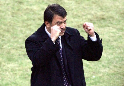 Στα τέσσερα (σταμάτησε ο Θρύλος) και να λέτε ευχαριστώ...