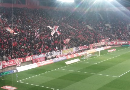 Τα δύο πανό στο Ναό (photos)