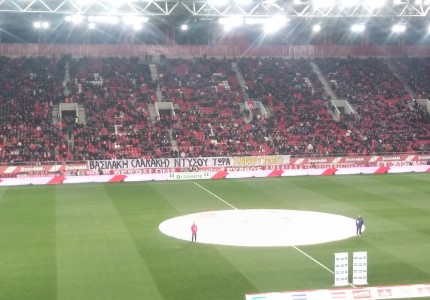 Τα δύο πανό στο Ναό (photos)