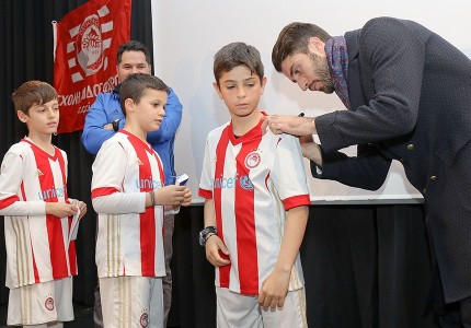 Δίπλα στις σχολές του Θρύλου ο Ανσαριφάρντ! (Photos)