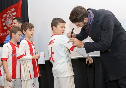 Δίπλα στις σχολές του Θρύλου ο Ανσαριφάρντ! (Photos)