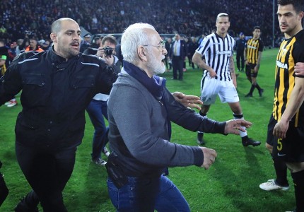 Οι 10 φωτογραφίες του Σαββίδη με το όπλο!