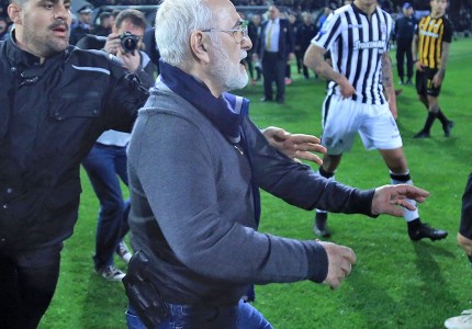 Οι 10 φωτογραφίες του Σαββίδη με το όπλο!