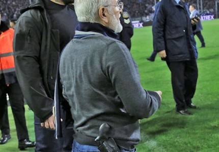 ΑΠΙΣΤΕΥΤΟ! Με το πιστόλι μπήκε στο γήπεδο ο Ιβάν!