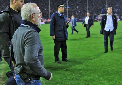 ΑΠΙΣΤΕΥΤΟ! Με το πιστόλι μπήκε στο γήπεδο ο Ιβάν!