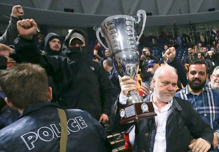 Είσαστε νάνοι ιστορικά, μπροστά σε μας σε όλα τα αθλήματα