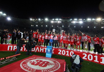 Πρώτη κούπα και φιέστα για τον Β. Μαρινάκη (photos, videos)