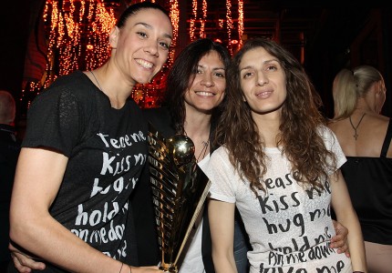 Έτσι γιορτάζουν οι αήττητες νταμπλούχες! (photos)