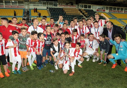 Μπουγέλωμα, πάρτι στα αποδυτήρια και συνθήματα!