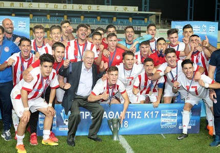 Μπουγέλωμα, πάρτι στα αποδυτήρια και συνθήματα!