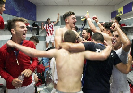 Μπουγέλωμα, πάρτι στα αποδυτήρια και συνθήματα!