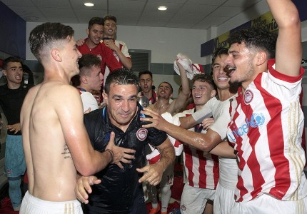 Μπουγέλωμα, πάρτι στα αποδυτήρια και συνθήματα!