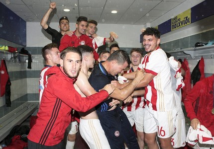 Μπουγέλωμα, πάρτι στα αποδυτήρια και συνθήματα!