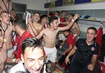 Μπουγέλωμα, πάρτι στα αποδυτήρια και συνθήματα!