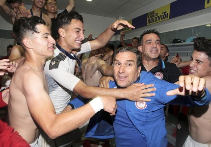 Μπουγέλωμα, πάρτι στα αποδυτήρια και συνθήματα!