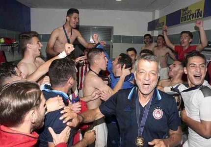 Μπουγέλωμα, πάρτι στα αποδυτήρια και συνθήματα!