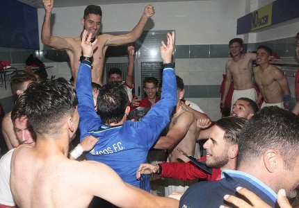 Μπουγέλωμα, πάρτι στα αποδυτήρια και συνθήματα!