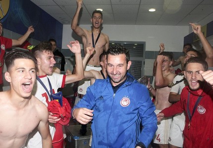 Μπουγέλωμα, πάρτι στα αποδυτήρια και συνθήματα!