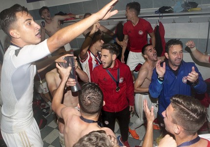 Μπουγέλωμα, πάρτι στα αποδυτήρια και συνθήματα!