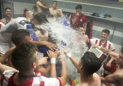 Μπουγέλωμα, πάρτι στα αποδυτήρια και συνθήματα!