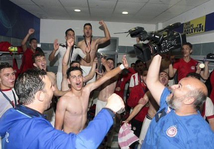 Μπουγέλωμα, πάρτι στα αποδυτήρια και συνθήματα!