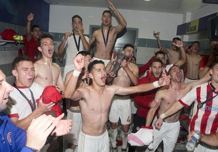 Μπουγέλωμα, πάρτι στα αποδυτήρια και συνθήματα!