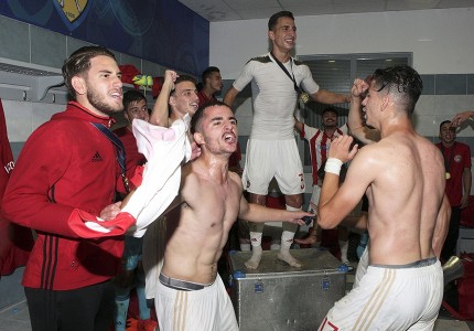 Μπουγέλωμα, πάρτι στα αποδυτήρια και συνθήματα!