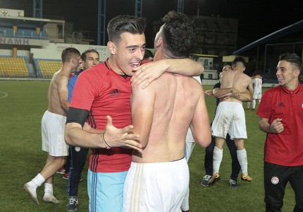 Μπουγέλωμα, πάρτι στα αποδυτήρια και συνθήματα!