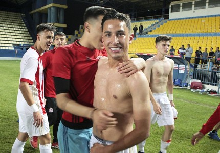 Μπουγέλωμα, πάρτι στα αποδυτήρια και συνθήματα!