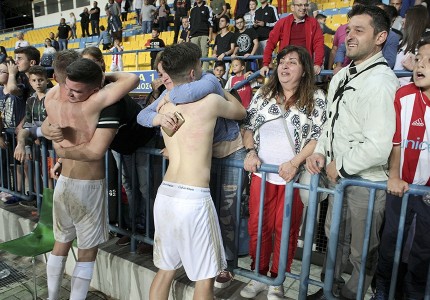 Μπουγέλωμα, πάρτι στα αποδυτήρια και συνθήματα!