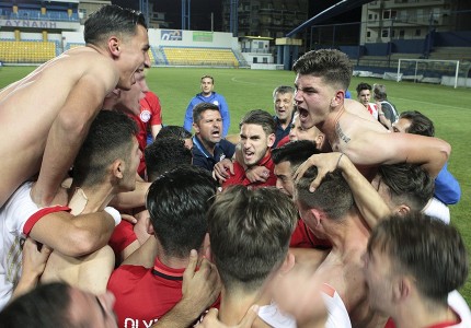 Μπουγέλωμα, πάρτι στα αποδυτήρια και συνθήματα!