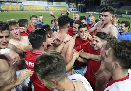 Μπουγέλωμα, πάρτι στα αποδυτήρια και συνθήματα!