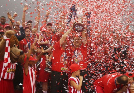 Όταν βγήκαν οι... σκούπες! (photos, video)