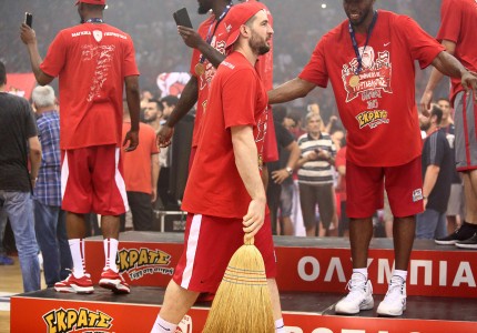 Όταν βγήκαν οι... σκούπες! (photos, video)