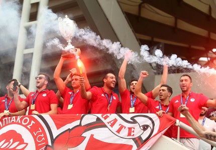 Αποθέωση για τον Θρύλο που σήκωσε ψηλά την ελληνική σημαία!