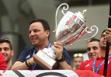 Αποθέωση για τον Θρύλο που σήκωσε ψηλά την ελληνική σημαία!