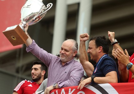 Αποθέωση για τον Θρύλο που σήκωσε ψηλά την ελληνική σημαία!