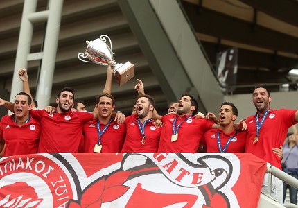 Αποθέωση για τον Θρύλο που σήκωσε ψηλά την ελληνική σημαία!